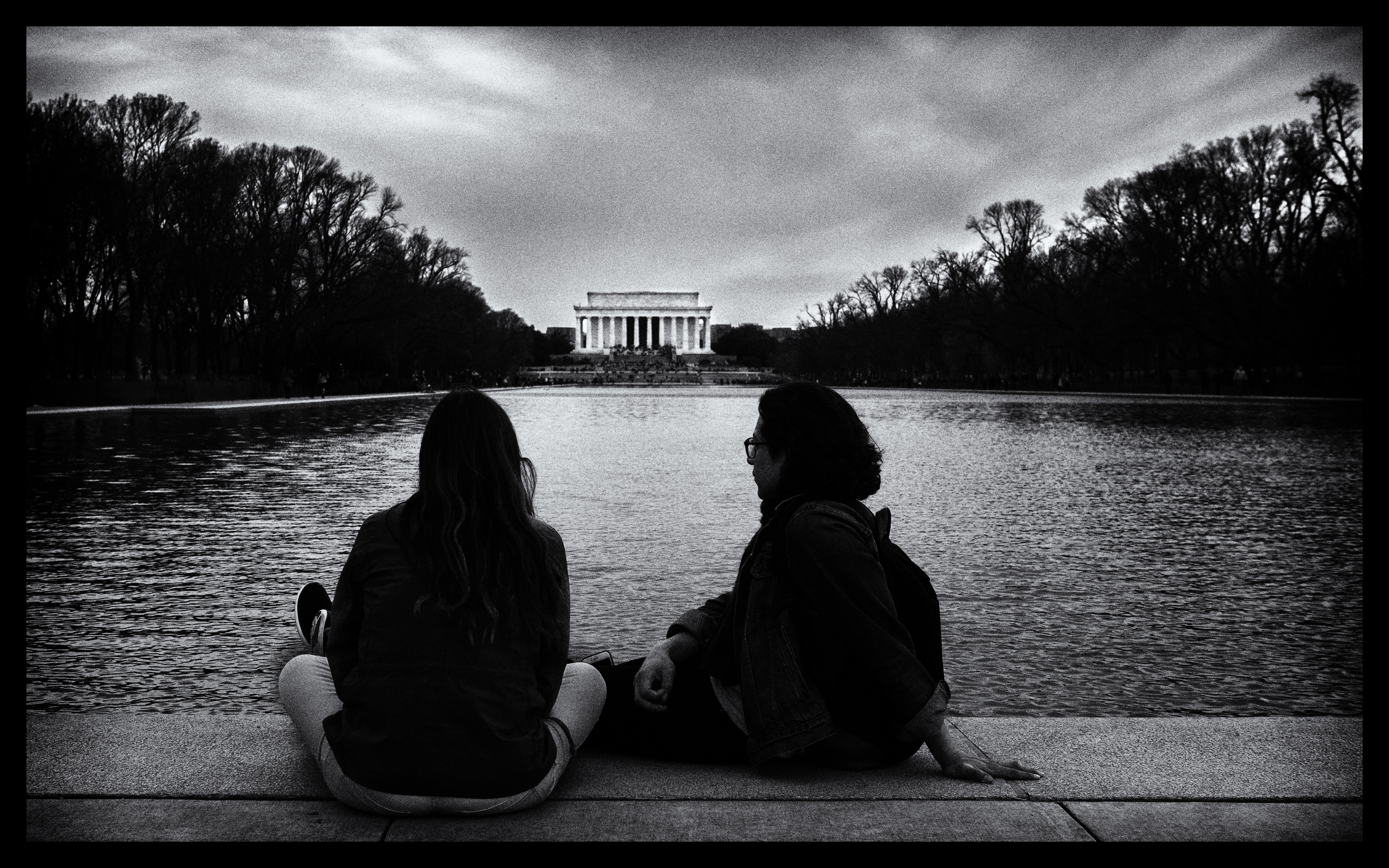couple looking at Lincoln Memorial